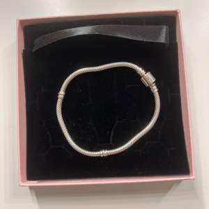 Pandora armband i fint skick, 18 cm, nypris 649kr💗