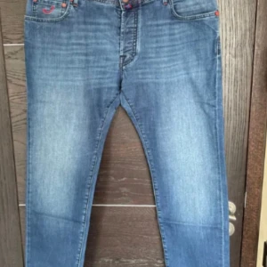 Jacob Cohen Jeans - Storlek: 37 Skick 8/10 Nypris: 8000-10000kr Vårt pris: 1199kr Tveka inte att skriva om du har en fråga!😊