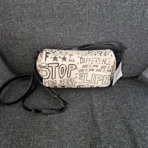 Desigual väska - Helt ny oanvänd väska från desigual.