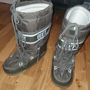 Moon boots - Super fina moon boot liknande skor, ej äkta. Behövs en extra sula i de då de är ganska tunna vid fötterna. Står ingen storlek men mått på sula är ca 28cm 