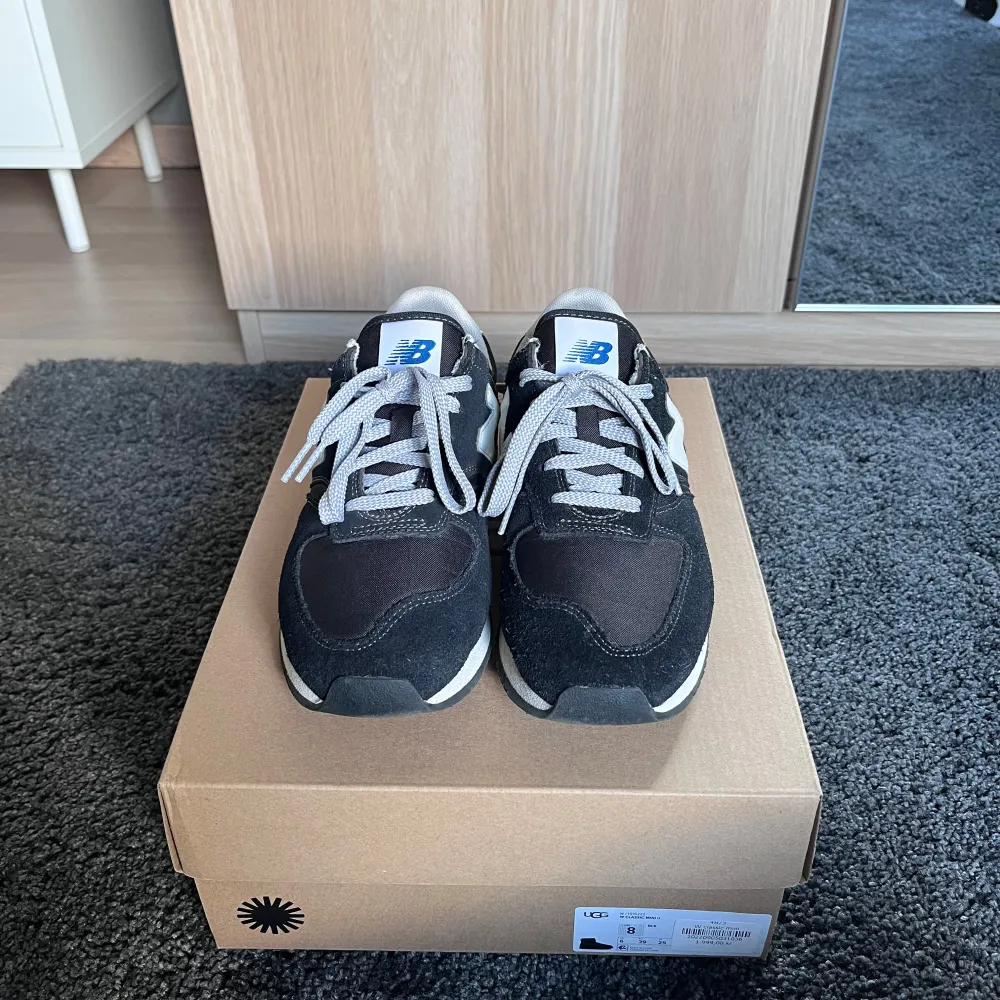 Säljer ett par snygga svarta New Balance sneakers i mycket bra skick då dem nästan aldrig har kommit till användning. Endast använda ett fåtal gånger. Sulan är i bra skick och de är bekväma att gå i. Skriv om ni vill veta något mer!🤗. Skor.