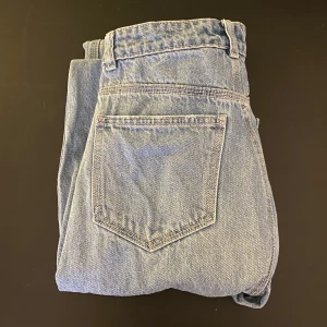 Vida jeans - Ett par vida jeans från Pull&Bear. Säljs billigt på grund av små defekter (se sista bilderna) 💙
