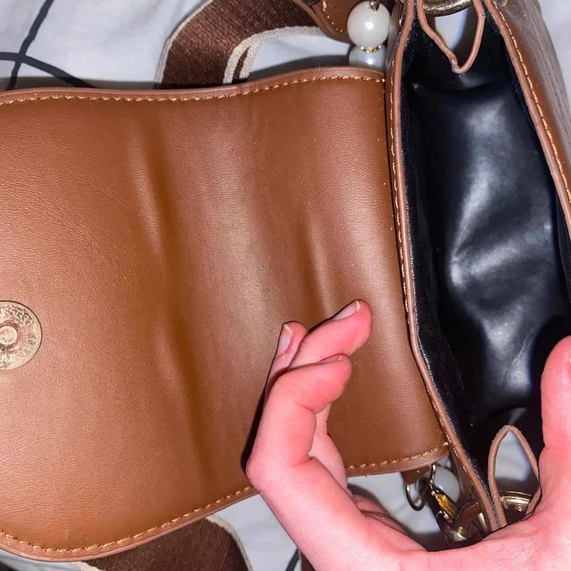 Brun axelväska med pärldetaljer - 91