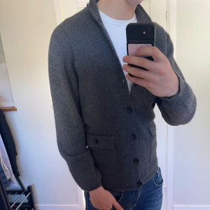 Davida Kashmir Cardigan - Riktigt Snygg Davida Kashmir Cardigan | Storlek L men passar även M | Nypris: 2490 | Mitt pris: 790 | Nyskick utan defekter | Skriv vid minsta fråga eller fundering!