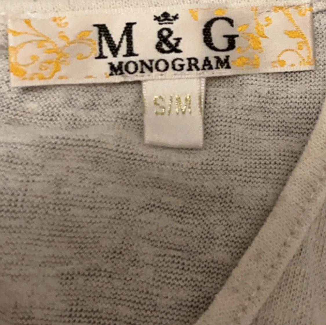 Vit topp med svarta rosetter från M&G Monogram - 91