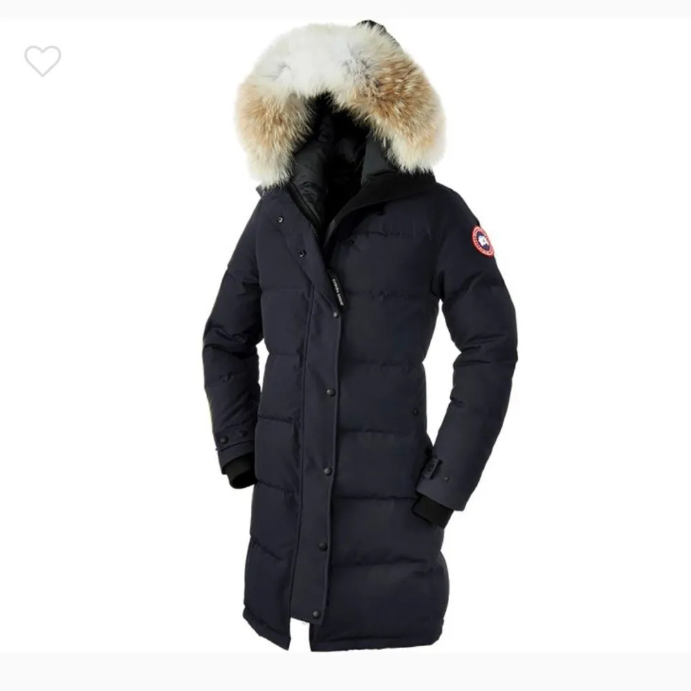 Canada jacka dam i modellen shelbrune parka, jätte bra skick använd en vinter. Säljer pågrund av att den är för liten. Storleken är L men passar M/L skulle jag säga. Inga fel eller skador på den. (Finns inget kvitto på den) då jag fick den i present och där av det låga priset. Vill bli av med den så snabbt som möjligt innan vinterns början så att den inte bara hänger inne i garderoben. vid frågor hör gärna av er! Går att diskutera pris vid snabb affär är väldigt flexibel av mig 😃 . Jackor.