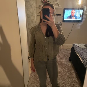 Blus - Super söt blus från Zara med väldigt fina detaljer💓