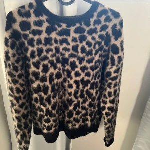Leopard tröja  - Super fin stickad tröja perfekt till vintern. Storlek S💗. Pris kan diskuteras 