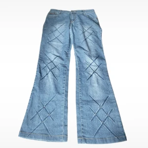 Unika jeans  - Second Chance Uf. Utsvängda jeans med så coolt mönster!😍