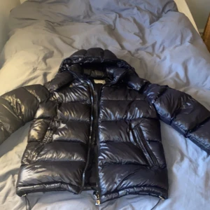 Moncler maya - Helt ny kommer med lapp och taggar nfc/scan funkar skriv för intresse