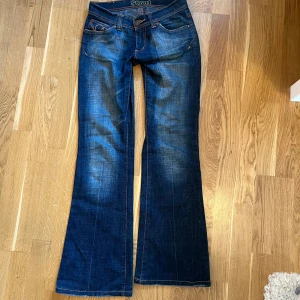 Lågmidjade utsvängda jeans  - Utsvängda lågmidjade jeans från märket ”strut” köpa second hand. Står ingen storlek men skulle uppskatta till en xs. Skriv om ni har fler frågor 💖