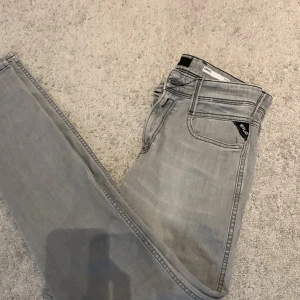 Replay jeans herr - Tja! Säljer nu mina gråa replay jeans! Snygga byxor som jag använt men de är fortfarande i nyskick 