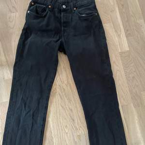 Ett år tidlösa svarta jeans i storlek W28 L32! Bara att höra av sig vid frågor!