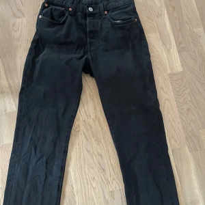Levis 501 - Ett år tidlösa svarta jeans i storlek W28 L32! Bara att höra av sig vid frågor!