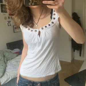 Vit topp - Vit typ volangtopp från Morgan de toi🙌🏻🙌🏻Har coola brons knappdetaljer och jätteskönt material :)) skriv vid frågor 