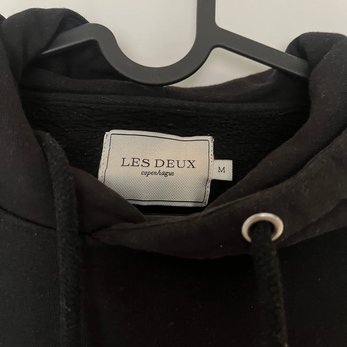 Svart hoodie från Les Deux - 91