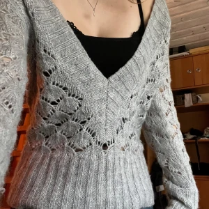 Stickad tröja - V-ringad stickad tröja i storlek M. Knappt använd 💕