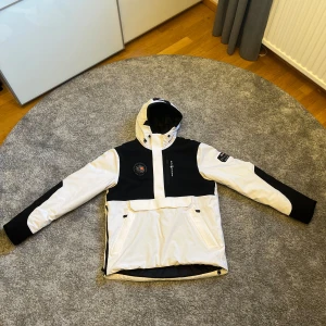 Antarctica Expedition Anorak White - Säljer min sail racing jacka. Väldigt fin och allting fungerar som det ska! Nypris 3999kr Lite mer info om den:  https://www.careofcarl.se/sv/sail-racing-antarctica-expedition-anorak-white 