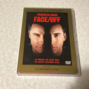 Face/Off Special Edition DVD - Säljer en specialutgåva av filmen Face/Off på DVD. Denna utgåva innehåller bonusmaterial som trailers, action overload och skådespelarbiografier. Omslaget har en dramatisk design med bilder av huvudkaraktärerna. Perfekt för filmälskare som gillar action och spänning!säljs för 50