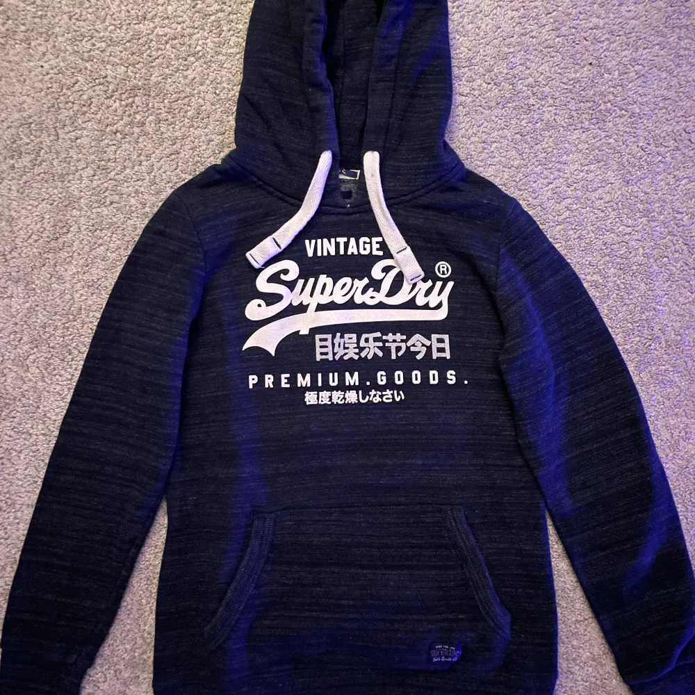 Extremt snygg, stilren och fräsch Superdry hoodie - Storlek: Small - Skick 8/10 - Nypris: ≈ 1500kr - Mitt pris: 499kr - DM för frågor & funderingar. 🧨. Hoodies.