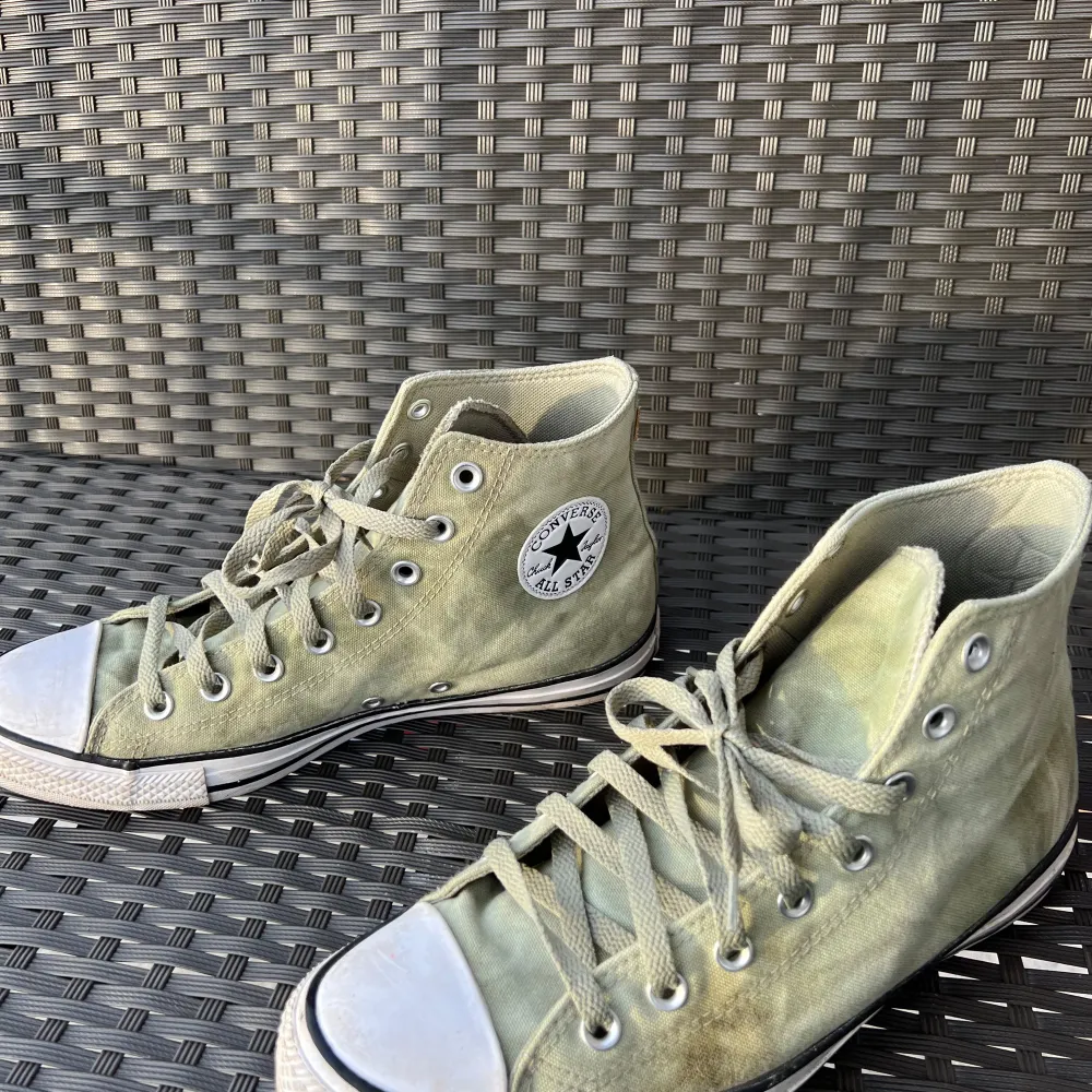 Säljer ett par gröna Converse All Star sneakers i bra skick. De har klassisk hög modell med snörning och vit tåhätta. Perfekta för vår och sommar, och funkar till nästan alla outfits. Lite använda men fortfarande snygga och bekväma!. Skor.