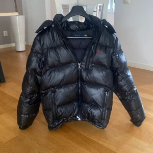 Svart dunjacka från Polo Ralph Lauren - Säljer en snygg svart dunjacka från Polo Ralph Lauren i storlek L. Jackan är perfekt för vintern, jackan är i Nyskick. Om du är intresserad eller har några frågor skriv gärna dem så svarar jag så snabbt som möjligt. 