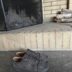 Christian Louboutin - Grå loubs. Skorna är 100% äkta men ganska slitna därav priset, skorna ger dock ett gott helhetsintryck. Skopåsar och kort medföljer men tyvärr inte lådan då jag slängt den p.g.a slitage. Skriv för fler frågor eller bilder🤝