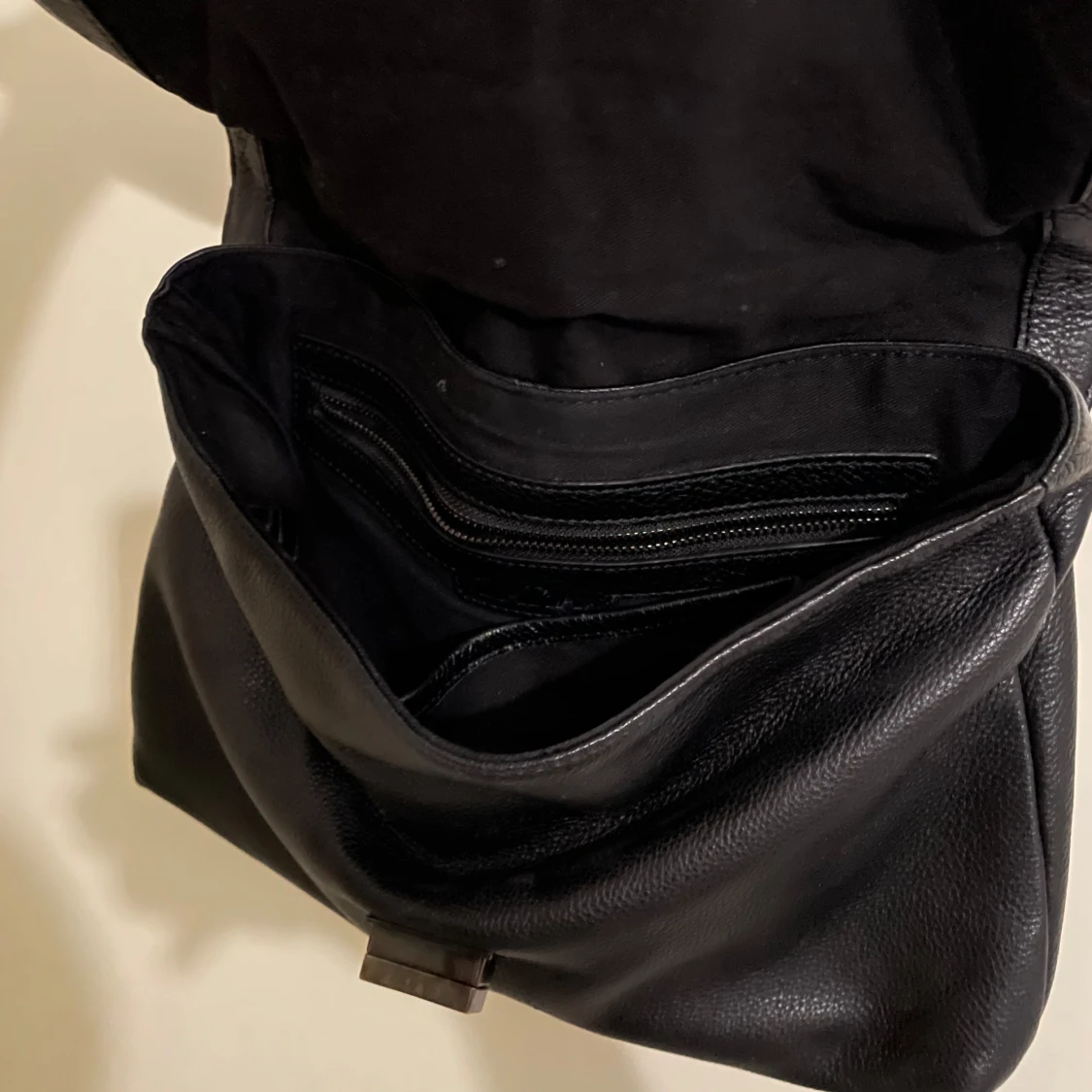 Svart Guess väska med kedjehandtag - 91