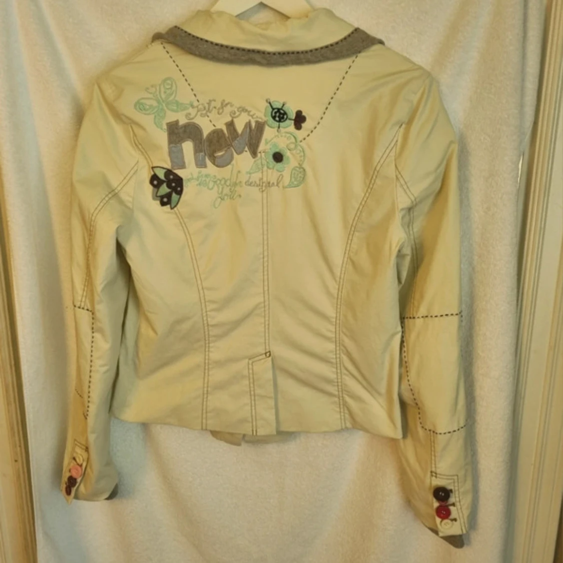 Desigusl beige/krämvit jacka - 90