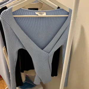 Ljusblå ribbad tröja från Chiquelle - Säljer en superfin ljusblå ribbad tröja från Chiquelle i storlek XS/S. Den har en djup v-ringning och långa ärmar, perfekt för både vår och höst. Tröjan är i mycket bra skick och passar perfekt till både jeans och kjol. 💙