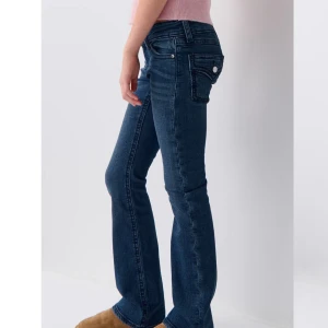 Lågmidjade young-gina jeans  - Jättefina lågmidjade jeans från young-gina💕💕säljer vidare då de inte kommer till användning!!