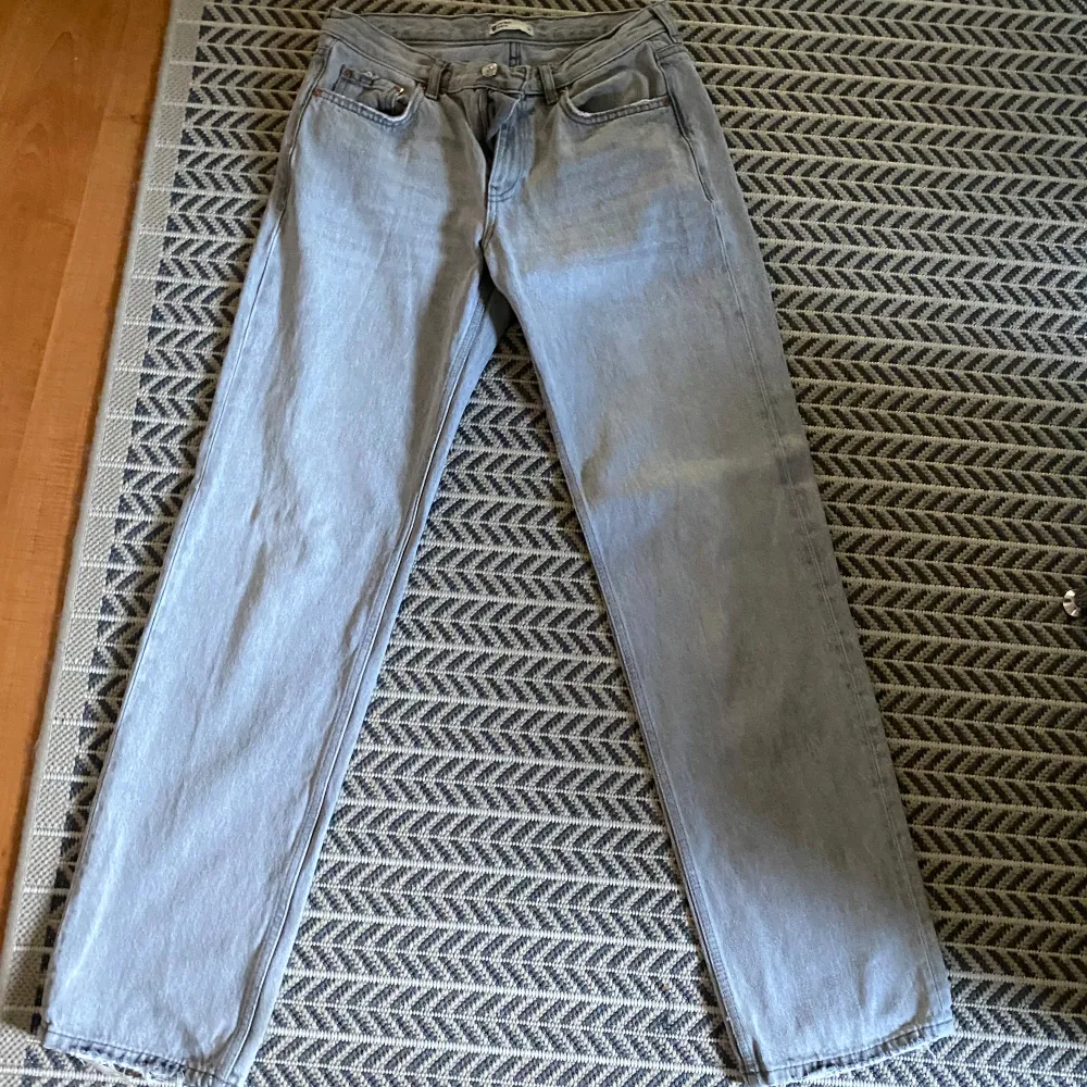 Säljer ett par gråa jeans i mycket bra skick. De har en straight passform och är Low waist, ifrån Gina Tricot. Jeansen har inga skador eller märken! Hör av er gärna vid fler frågor. . Jeans & Byxor.