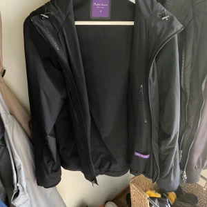 Ralph Lauren Purple Label Jacka - Väldigt bra skick, otroligt bekväm, knappt använd.  Nypris är 14,995. 