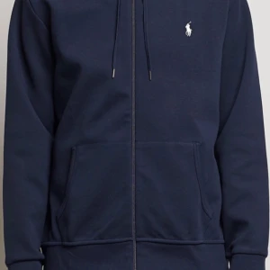 Mörkblå hoodie från Ralph Lauren - Säljer en snygg och stilren mörkblå hoodie från Ralph Lauren. 