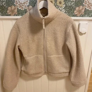 Teddyjacka - Teddyjacka från hm storlek S säljer för 500. Vid snabb köp kan priset diskuteras 💓