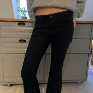Svarta lågmidjade jeans! - Säljer dessa snygga low waist jeans! Köpte de här på Lindex för ett år sen, det är lite små på mig i längden. Jag är 168💕