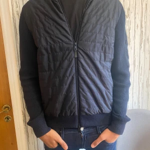J.Lindberg Marinblå cardigan  - Säljer en marinblå J lindberg cardigan, mycket bra skick! 