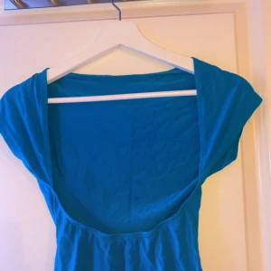 Blå ärmlös topp - Snygg blå ärmlös topp i mjukt material. Perfekt för sommardagar eller som ett lager under en jacka. Den har en enkel design med rund hals och är superbekväm att bära. Passar både till vardags och festliga tillfällen.