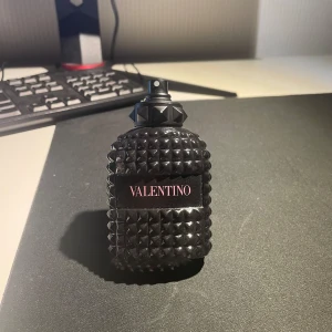 Valentino born in Roma - 50 ml flaska köpte på flygplatsen för 1000 kr. Cirka 30 ml är kvar. Box medkommer. Pris kan diskuteras vid snabb affär