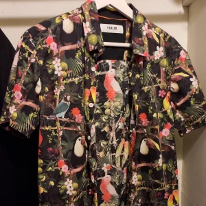 Tropisk skjorta - Hawaiin button up, knappt använd