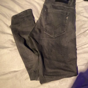 Replay jeans - Storlek 29/32 modell willibi( slim fit) riktigt snygga replay jeans själcklart sparsamt använda då ja söker en storlek mindre i midja så byte är mycket intressant 