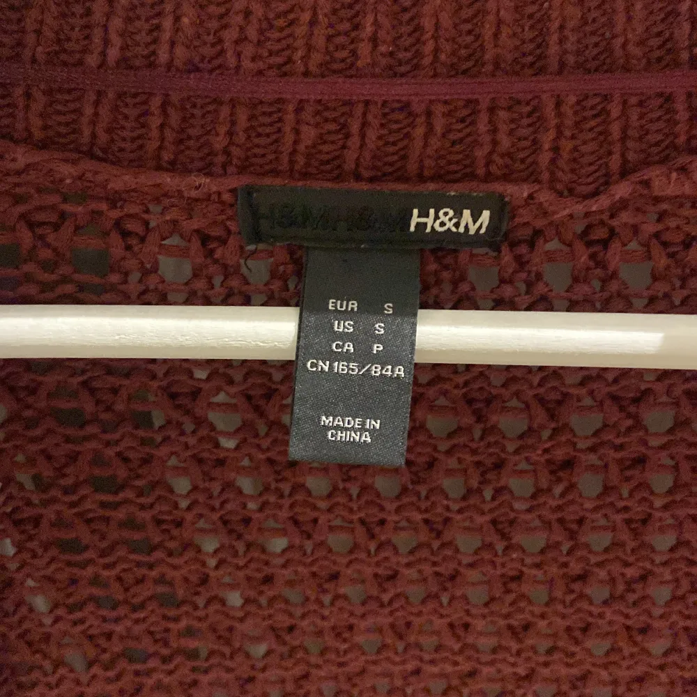 Säljer en superfin vinröd stickad kofta från H&M. Den är kort och har en öppen design med ett snyggt mönster. Perfekt för höst och vår när du vill ha något lätt men ändå stiligt. Passar perfekt över en enkel topp🥰❤️. Tröjor & Koftor.