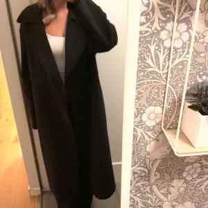 Kappa - Säljer min långa kappa från Nelly i strlk s då den inte kommer till användning, den är köpt förra året men aldrig använd 