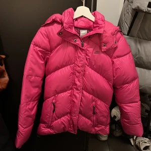 Dunjacka Nike - Varm å skön dunjacka från Nike. Väldigt lite använd. Känns som en stl S 