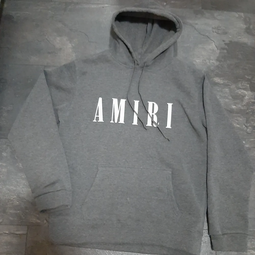 Helt ny amiri hoodie i mörk grå färg som har varmt och skönt material. Skick:10/10 Storlek: passar både M-L.. Hoodies.