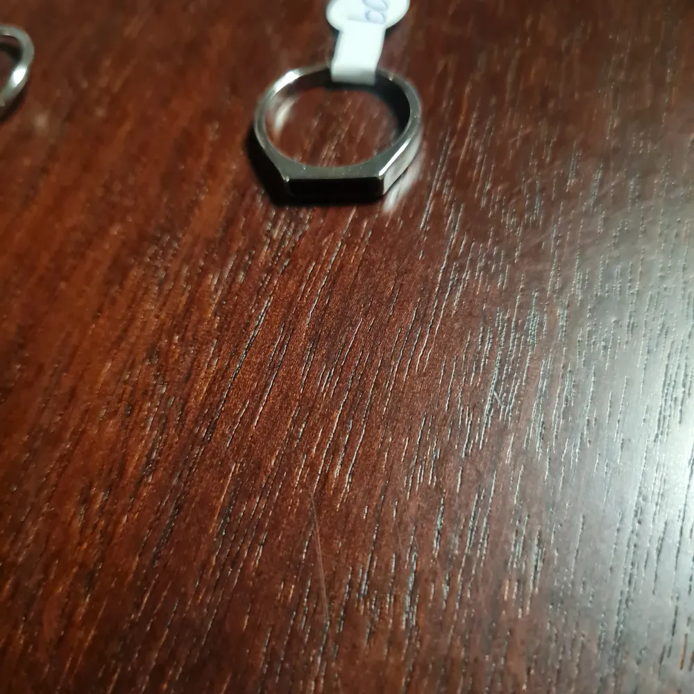 Massor av nya ringar till ett fantastiskt pris 60:- styck Bild 1mått: 19 Bild 2 mått: 18 Bild 3 mått: 17 Bild 4 mått: 18 Bild 5 mått: 18. Asusteet.