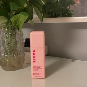 Moisturizing Gel-Cream från Byoma - Fuktgivande gel-kräm från Byoma. Helt oöppnad. Säljer då jag har en exakt likadan 💗Köptes för 199kr på sephora