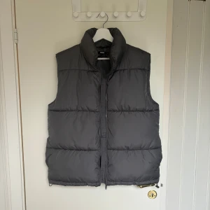 Grå dunväst - Säljer en snygg grå dunväst i mycket bra skick. Storlek S men har oversized fit. 