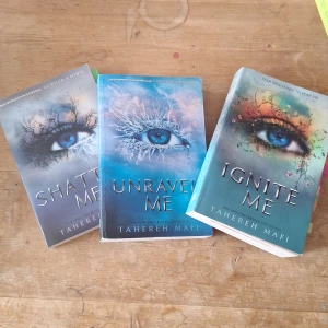 Shatter me (LÄS NOGA!!) - Shatter me - kaotiskt annoterad i (kan skicka bilder). Lite roligt att läsa dock... Ryggen är bruten... Unravel me - ryggen är lite bruten men annars fin. Har stryckig undrr en sak. Ignite me - SÅLD