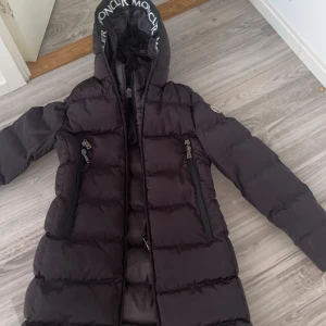 Moncler lång jacka herr  - Den här moncler jackan är i jätte fin skick och den är sällsynt den finns inte att köpa längre den är storlek S  jag möts bara i stockholm byten funkar också